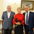 Губернатор вручил Альбине Смеловой удостоверение заслуженной артистки России