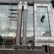 Промышленные альпинисты начали мыть фасад драмтеатра